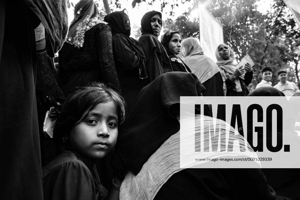 Cox S Bazar, Cox s Bazar, Bangladesh - A Rohingya refugees waits to receive food aid from a local NGO at the near Palongkali refugee camp near Cox s Bazar, Bangladesh, November 22, 2017. Cox S Bazar Bangladesh - ZUMAn230 20171122_zaa_n230_877