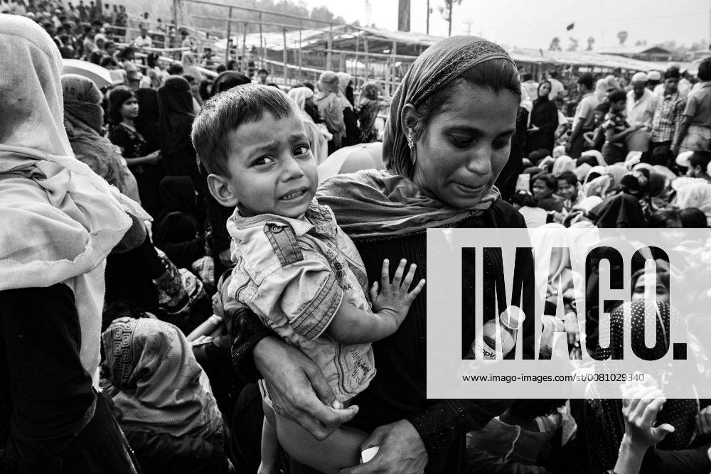 Cox S Bazar, Cox s Bazar, Bangladesh - A Rohingya refugee woman with her young child and others waits to receive food aid from a local NGO at the Balukhali refugee camp near Cox s Bazar, Bangladesh, November 22, 2017. Cox S Bazar Bangladesh - ZUMAn230 20171122_zaa_n230_878