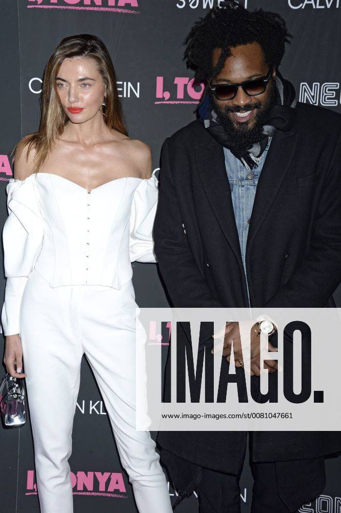 Maxwell Osborne with accompaniment at the premiere of the movie I Tonya at the Village East Cinema New York 28 11 2017 Foto:xD.Tinex xFuturexImage