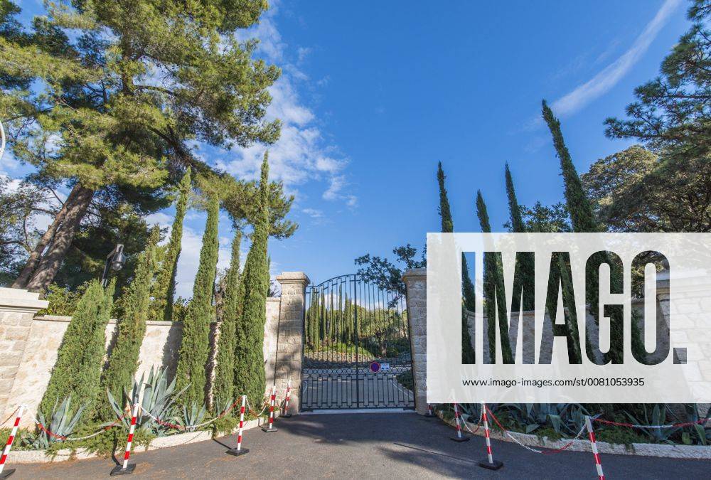 ATTENTION EDITORS, CORRECTED CAPTION FOR TASS IMAGE ID TS06B262, DATED NOVEMBER 29, 2017, TITLED Property in French Riviera, France . CORRECTED CAPTION FOLLOWS: PROVENCE-ALPES-COTE D AZUR, FRANCE - NOVEMBER 29, 2017: A gate at the entrance to Chateau-de-la-Croe, a villa owned by Russian businessman Roman Abramovich, on the French Riviera (Cote d Azure). Dominique Boutin TASS SORRY FOR ANY INCONVENIENCE! X0000D8F