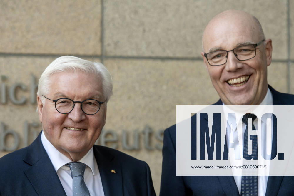 Bundespräsident Frank-Walter Steinmeier besucht das Haus der Geschichte in Bonn. Im Bild Bundespräsident Frank-Walter Steinmeier mit dem Präsidenten der Stiftung Haus der Geschichte der Bundesrepublik Deutschland, Prof. Dr. Harald Biermann. Bundespräsident Frank-Walter Steinmeier sprach am 10. April 2025 im Haus der Geschichte zu Bonn mit rund 200 Schülerinnen und Schülern über das Treffen zwischen Bundeskanzler Konrad Adenauer und Frankreichs Präsidenten Charles de Gaulle an einem Tag im September im Jahr 1958, dem entscheidenden Tag für die dauerhafte Aussöhnung zwischen den früheren sogenannten Erzfeinden Frankreich und Deutschland. Grundlage für das Gespräch war Fred Breinersdorfers Film An einem Tag im S