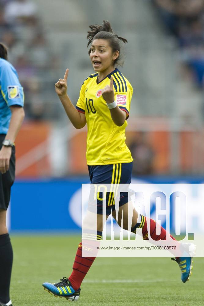 Yoreli RINCON (COL), ganze Figur, Ganzkörper, mit Geste, Gestik, Hochformat; Zeichensprache; Vorrunde, Gruppenspiele, Gruppe C, Spiel 13, USA - Kolumbien (COL) 3:0, am 02.07.2011 in Sinsheim; Fussball Frauen Weltmeisterschaft 2011 in Deutschland vom 26.06.