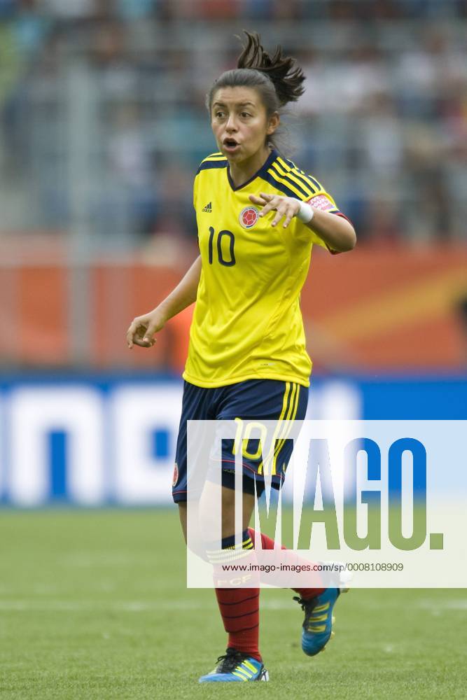 Yoreli RINCON (COL), ganze Figur, Ganzkörper, mit Geste, Gestik, Hochformat; Anweisung; Vorrunde, Gruppenspiele, Gruppe C, Spiel 13, USA - Kolumbien (COL) 3:0, am 02.07.2011 in Sinsheim; Fussball Frauen Weltmeisterschaft 2011 in Deutschland vom 26.06.