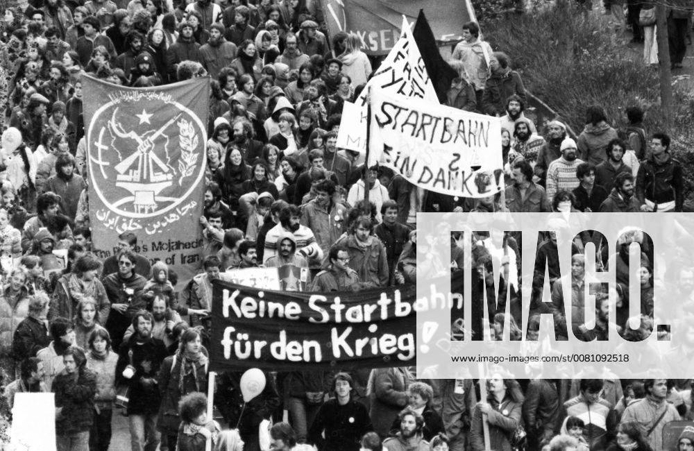100.000 gegen Starbahn West 1981 DEU, Deutschland, Wiesbaden: Mehr als 100.000 Menschen aller politischen Ueberzeugungen demonstrierten gegen die beabsichtigte Einrichtung der Startbahn West und gegen Ruestung im November 1981. DEU, Germany, Wiesbaden: More than 100,000 people of all political movemants demonstrated against the proposed establishment of Runway West and against armament . November 1981. Hessen