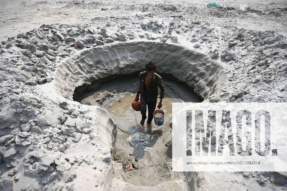 Prayagraj: A farmer collect water from a temporary well to irrigate his field at bank of River Ganga, in Prayagraj on Saturday, April 12, 2025. Prayagraj India - ZUMAv115 20250412_zap_v115_006