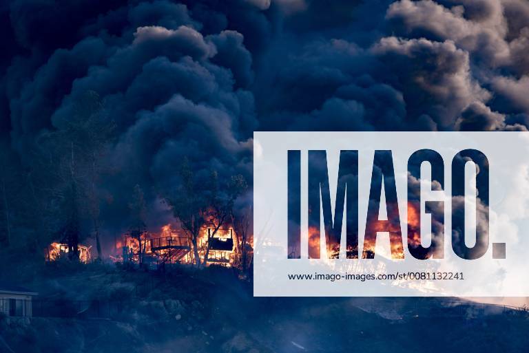 Los Angeles, California, United States - A house is engulfed in flames as the Creek Fire burns. The raging fire fueled by strong Santa Ana winds has burned more than 11,000 acres and caused the evacuation of 115,000 residents. Los Angeles United States - ZUMAn230 20171205_zaa_n230_746