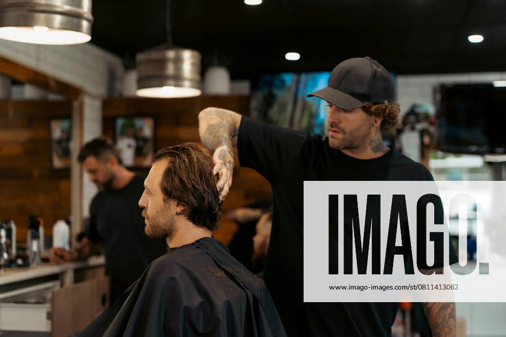 Barber cutting man s hair in a barbershop Sunshine Coast, Queensland, Australia CR_YUKI250409B-1699702-01 ,model released, Symbolfoto