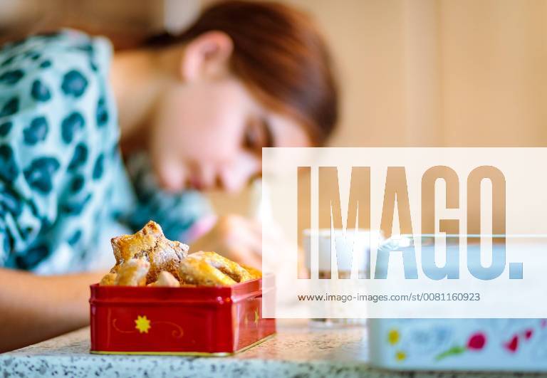 Kaprun THEME PICTURES Gingerbread cookies in star shape behind them decorated a girl biscuits on 03 December 2017 Kaprun Oesterreich Gingerbread biscuits in star shape behind which a girl decorates biscuits on 2017 12 03 Kaprun Austria EX_JFK
