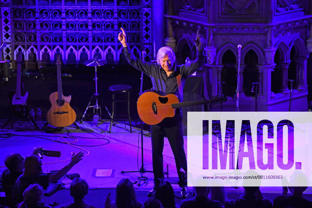 Justin Hayward performing at Union Chapel, Highbury and Islington, London LONDON, ENGLAND - SEPTEMBER 20: Justin Hayward performing at Union Chapel, Highbury and Islington, London on September 20, 2022 in England. EXCLUSIVE! SPECIAL FEES APPLY! CAP MAR MAR Great Britain