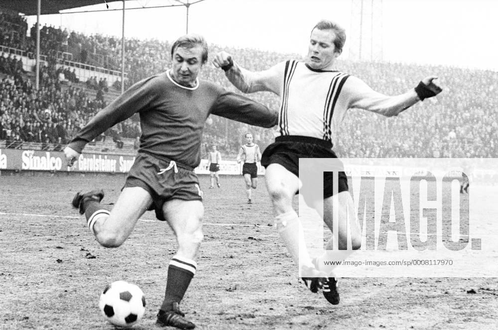 Gerhard Kentschke (1. FC Kaiserslautern, li.) gegen Theodor Redder (Borussia Dortmund) Aktion Duell Dynamik Gerd Theo Aufmacher
