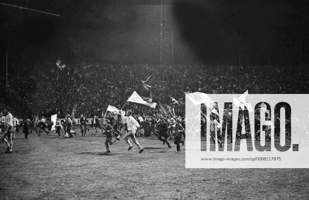 Die Fans stürmen den Platz, der 1. FC Kaiserslautern feiert nach dem 33. Spieltag der Saison 1968 1969 den Klassenerhalt Fan, Fußballfan, Publikum Totale Aufmacher Jubel, Freude Schlussjubel
