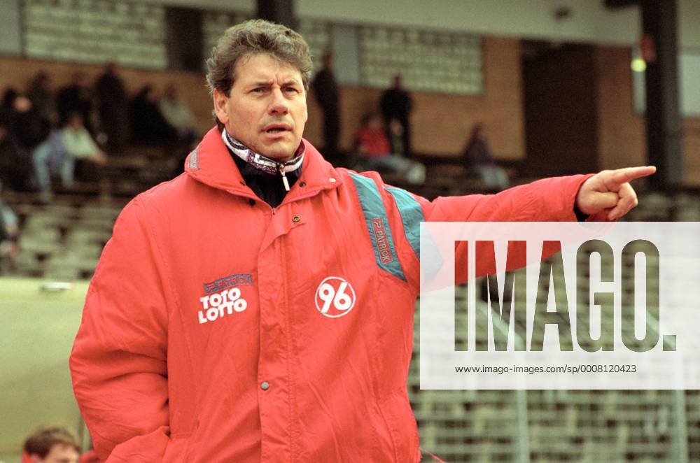Aus 2. BL Saison 1992 1993 Hannover 96 (Weiss) gegen Fortuna Köln 0:0 am 10.04.1993 im Niedersachsenstadion. Im Foto: Eberhard Vogel Trainer von Hannover 96. Gestik