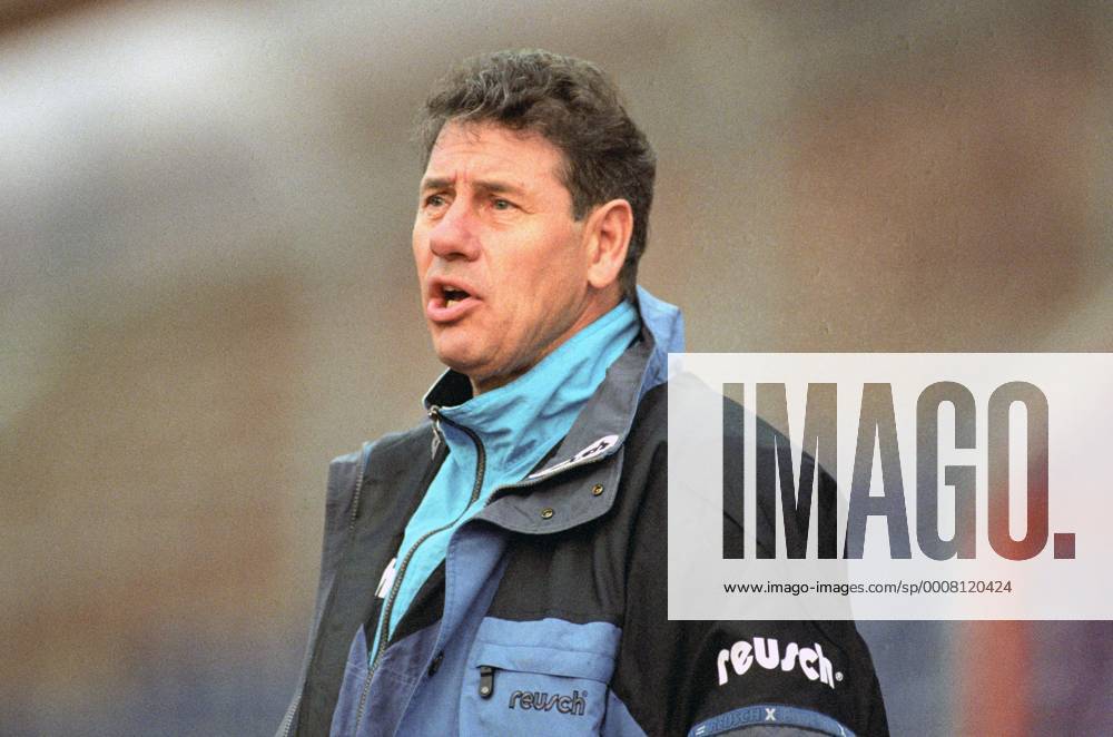 Aus 2. BL Saison 1995 1996 Hannover 96 (Rot) gegen FC Carl-Zeiss Jena 1:1 am 11.11.1995. Im Foto: Trainer Eberhard Vogel vom FC