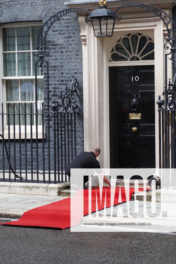 French President Emmanuel Macron visits UK PM Boris Johnson 10 Downing Street, London, UK - 18 June 2020. French President Emmanuel Macron in London to mark the 80th anniversary of Charles de GaulleÕs radio appeal to his countrymen to resist Nazi occupation, and to discuss Brexit with British Prime Minister Boris Johnson. London, England, UK on June 18, 2020. CAP JOR JOR London Greater London Great Britain