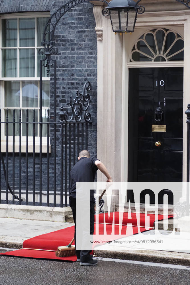 French President Emmanuel Macron visits UK PM Boris Johnson 10 Downing Street, London, UK - 18 June 2020. French President Emmanuel Macron in London to mark the 80th anniversary of Charles de Gaulles radio appeal to his countrymen to resist Nazi occupation, and to discuss Brexit with British Prime Minister Boris Johnson. London, England, UK on June 18, 2020. CAP JOR JOR London Greater London Great Britain