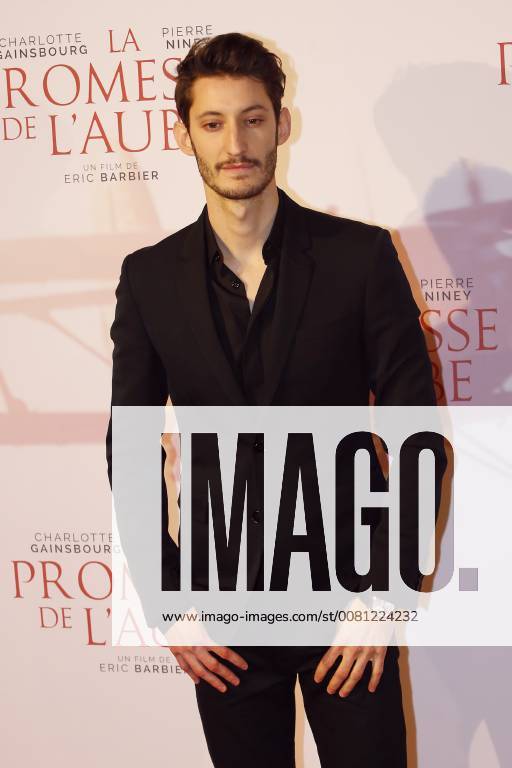 La Promesse de l Aube Premiere in Paris Pierre Niney CELEBRITES : Avant Premiere la Promesse de l Aube - Paris - 12 12 2017 MichaelBaucher Panoramic