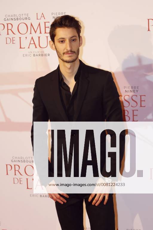 La Promesse de l Aube Premiere in Paris Pierre Niney CELEBRITES : Avant Premiere la Promesse de l Aube - Paris - 12 12 2017 MichaelBaucher Panoramic