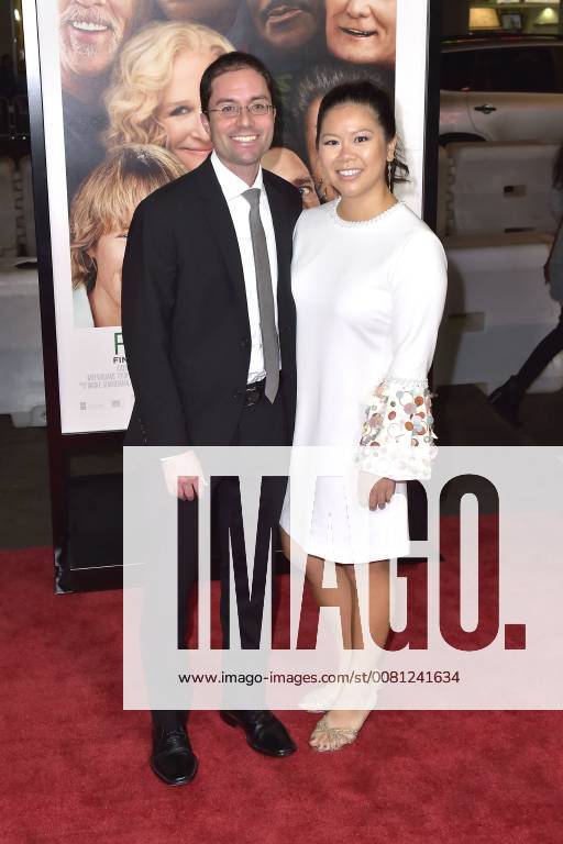 Justin Malen with accompaniment at the premiere of the movie Father Figures Who is Daddy in TCL Chinese Theater Hollywood Los Angeles 13 12 2017 Foto:xD.xStarbuckx xFuturexImage
