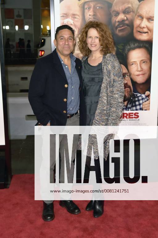 Oscar Nunez with wife Ursula Whittaker at the premiere of the movie Father Figures Who is Daddy at TCL Chinese Theater Hollywood Los Angeles 13 12 2017 Foto:xD.xStarbuckx xFuturexImage