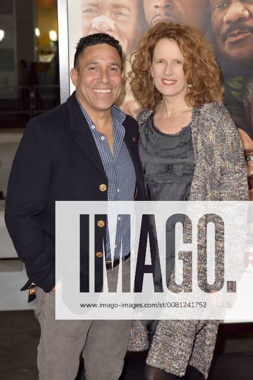 Oscar Nunez with wife Ursula Whittaker at the premiere of the movie Father Figures Who is Daddy at TCL Chinese Theater Hollywood Los Angeles 13 12 2017 Foto:xD.xStarbuckx xFuturexImage