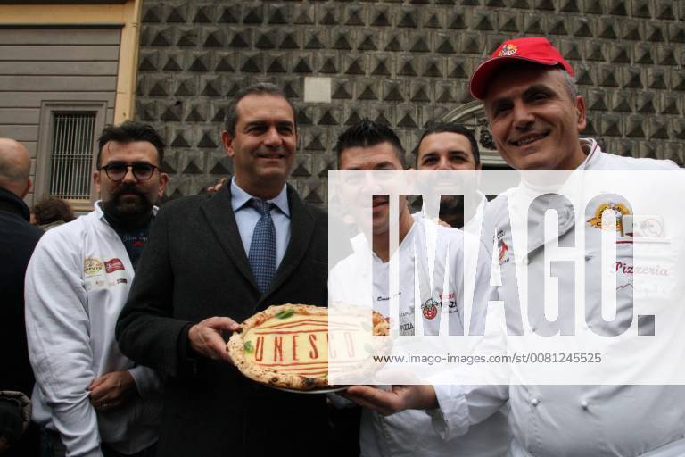 Neapel feiert Auszeichnung von Pizza als UNESCO-Weltkulturerbe Naples :UNESCO recognition free pizza Naples free pizza in the square to celebrate Unesco Recognition After the recognition of the Arte del pizzaiuolo napoletano come Patrimonio immateriale dell Umanità , Naples is again the protagonist with Napoli Pizza Village & Friends per l Unesco- Special Edition: in Piazza del Gesù, the final verdict of the commission is celebrated Unesco.Party in Naples after the UNESCO recognition that declared Arte del pizzaiuolo napoletano come Patrimonio immateriale dell Umanità . To celebrate, in Piazza Del Gesù, free pizza for neapolitans and tourists made by pizza makers.In picture Luigi De Magistris ,mayor of Napoli . Naples Campania Napoli Italy SalvatorexEsposito