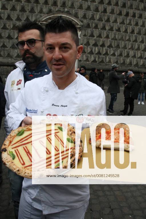Neapel feiert Auszeichnung von Pizza als UNESCO-Weltkulturerbe Naples :UNESCO recognition free pizza Naples free pizza in the square to celebrate Unesco Recognition After the recognition of the Arte del pizzaiuolo napoletano come Patrimonio immateriale dell Umanità , Naples is again the protagonist with Napoli Pizza Village & Friends per l Unesco- Special Edition: in Piazza del Gesù, the final verdict of the commission is celebrated Unesco.Party in Naples after the UNESCO recognition that declared Arte del pizzaiuolo napoletano come Patrimonio immateriale dell Umanità . To celebrate, in Piazza Del Gesù, free pizza for neapolitans and tourists made by pizza makers. Naples Campania Napoli Italy SalvatorexEsposito