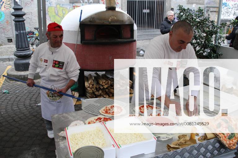 Neapel feiert Auszeichnung von Pizza als UNESCO-Weltkulturerbe Naples :UNESCO recognition free pizza Naples free pizza in the square to celebrate Unesco Recognition After the recognition of the Arte del pizzaiuolo napoletano come Patrimonio immateriale dell Umanità , Naples is again the protagonist with Napoli Pizza Village & Friends per l Unesco- Special Edition: in Piazza del Gesù, the final verdict of the commission is celebrated Unesco.Party in Naples after the UNESCO recognition that declared Arte del pizzaiuolo napoletano come Patrimonio immateriale dell Umanità . To celebrate, in Piazza Del Gesù, free pizza for neapolitans and tourists made by pizza makers. Naples Campania Napoli Italy SalvatorexEsposito