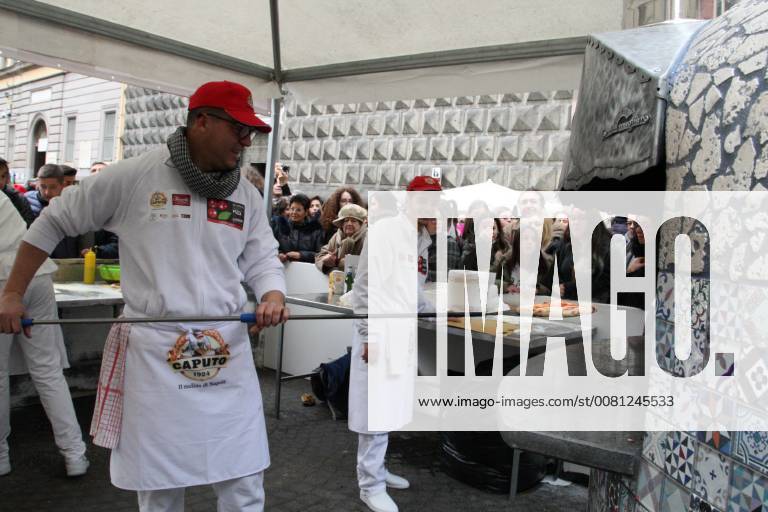 Neapel feiert Auszeichnung von Pizza als UNESCO-Weltkulturerbe Naples :UNESCO recognition free pizza Naples free pizza in the square to celebrate Unesco Recognition After the recognition of the Arte del pizzaiuolo napoletano come Patrimonio immateriale dell Umanità , Naples is again the protagonist with Napoli Pizza Village & Friends per l Unesco- Special Edition: in Piazza del Gesù, the final verdict of the commission is celebrated Unesco.Party in Naples after the UNESCO recognition that declared Arte del pizzaiuolo napoletano come Patrimonio immateriale dell Umanità . To celebrate, in Piazza Del Gesù, free pizza for neapolitans and tourists made by pizza makers. Naples Campania Napoli Italy SalvatorexEsposito