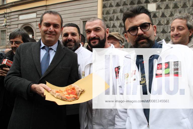 Neapel feiert Auszeichnung von Pizza als UNESCO-Weltkulturerbe Naples :UNESCO recognition free pizza Naples free pizza in the square to celebrate Unesco Recognition After the recognition of the Arte del pizzaiuolo napoletano come Patrimonio immateriale dell Umanità , Naples is again the protagonist with Napoli Pizza Village & Friends per l Unesco- Special Edition: in Piazza del Gesù, the final verdict of the commission is celebrated Unesco.Party in Naples after the UNESCO recognition that declared Arte del pizzaiuolo napoletano come Patrimonio immateriale dell Umanità . To celebrate, in Piazza Del Gesù, free pizza for neapolitans and tourists made by pizza makers.In picture Luigi De Magistris ,mayor of Napoli . Naples Campania Napoli Italy SalvatorexEsposito