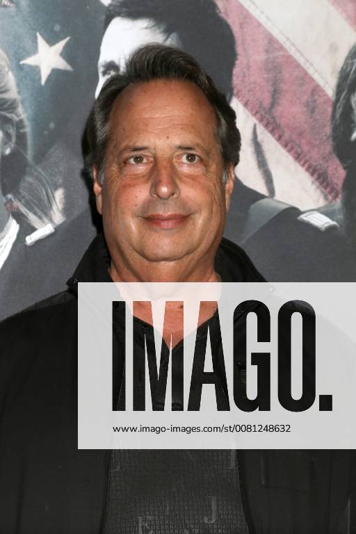 LOS ANGELES - DEC 14: Jon Lovitz at the Hostiles Premiere at Samuel Goldwyn Theater, The Academy of Motion Picture Arts and Sciences on December 14, 2017 in Beverly Hills, CA