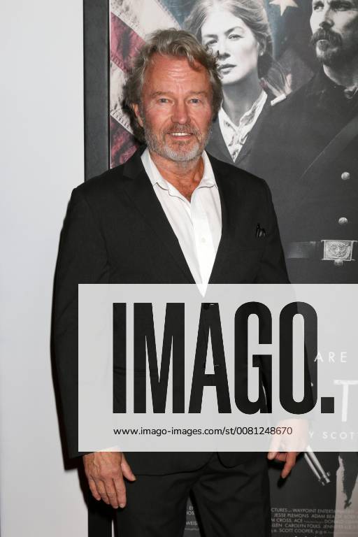 LOS ANGELES - DEC 14: John Savage at the Hostiles Premiere at Samuel Goldwyn Theater, The Academy of Motion Picture Arts and Sciences on December 14, 2017 in Beverly Hills, CA