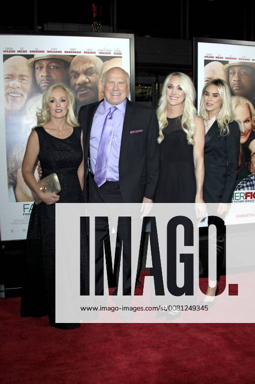 Terry Bradshaw with wife Tammy and daughters Rachel and Erin at the premiere of the movie Father Figures Who is Daddy at TCL Chinese Theater Hollywood Los Angeles 13 12 2017 Foto:xD.xBedrosianx xFuturexImage
