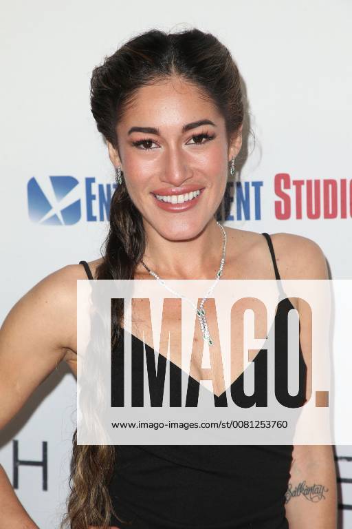 Q orianka Kilcher at the Hostiles Film Premiere on 14 12 2017 in Beverly Hills Los Angeles Hostiles Film Premiere in Los Angeles 2017