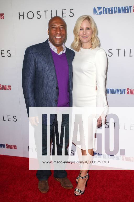 Byron Allen and his wife Jennifer Lucas at the Hostiles movie premiere on 14 12 2017 in Beverly Hills Los Angeles Hostiles movie premiere in Los Angeles 2017