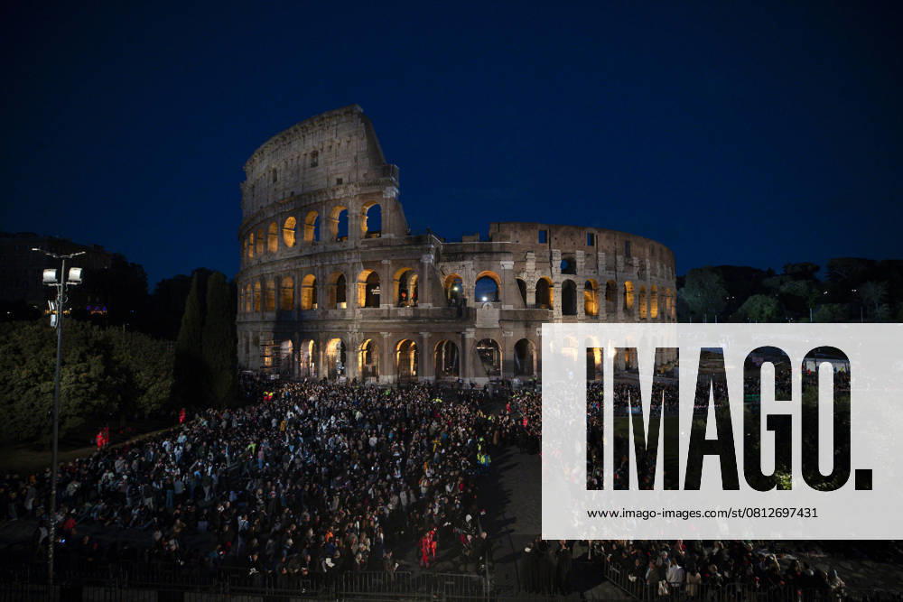 Faithful attend the Via Crucis , the Way of the Cross torchlight procession, on Good Friday in front of the landmark Colosseum, in Rome, Italy, 18 April 2025.. ANSA ANGELO CARCONI Rome ITALY - ZUMAa110 20250418_zaf_a110_063