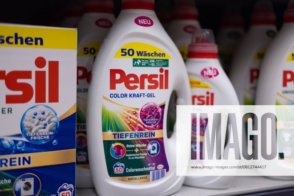 Persil Waschmittel Gel verpackt - FRANKFURT, DEUTSCHLAND - MARCH 21, 2025 This image shows a bottle of Persil universal laundry gel, emphasizing its easy-to-use design and effectiveness in cleaning. - FRANKFURT, GERMANY - MARCH 21, 2025 (License=RM)