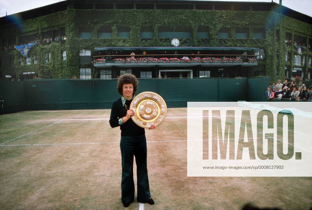 Tennis - Billie jean King (USA) with her Womens Shield outside centre court. Winner of the Womens singles final 1975 Wimbledon tennis Championships o0 Siegerehrung Pokal Trophäe Objekt Sieg Jubel Freude Einzel Finale