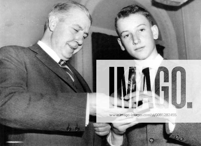 As part of an International Edison birthday celebration, 8 young science students presented a replica of the great inventor s 1st light bulb to Dr James R. Killian Jr, special Assistant to the President for Science. Presentation was made at the White House by 14-year-old William Finn (right), of Clifton, New Jersey, on the 111th anniversary of Edison s birth. 11th February 1958, Washington D.C. United States