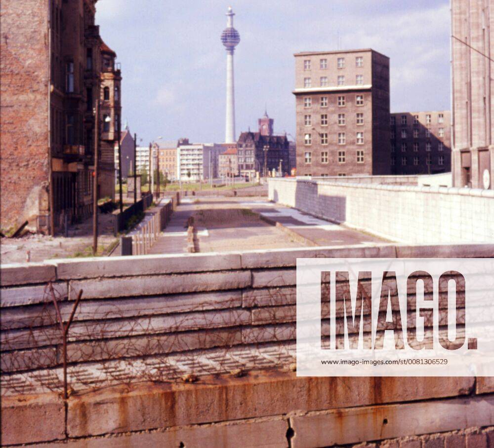 Berlin GER Berlin shooting ca 1969 Strassenzene wall history view from West Berlin to the TV Tower at Alexanderplatz Rotes Rathaus