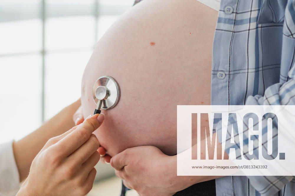 Arzt untersucht schwangere Frau hält Stethoskop in der Nähe von großen Bauch hören Baby Herzschlag. Gynäkologe Arzt Beratung Patientin über Schwangerschaft im Krankenhaus Büro. Besuch beim Arzt medizinischen Checkup. Arzt untersucht schwangere Frau hält Stethoskop in der Nähe von großen Bauch hören Baby Herzschlag. Gynäkologe Arzt Beratung Patientin über Schwangerschaft im Krankenhaus Büro. Besuch beim Arzt medizinischen Checkup. (License=RF) ,model released, Symbolfoto