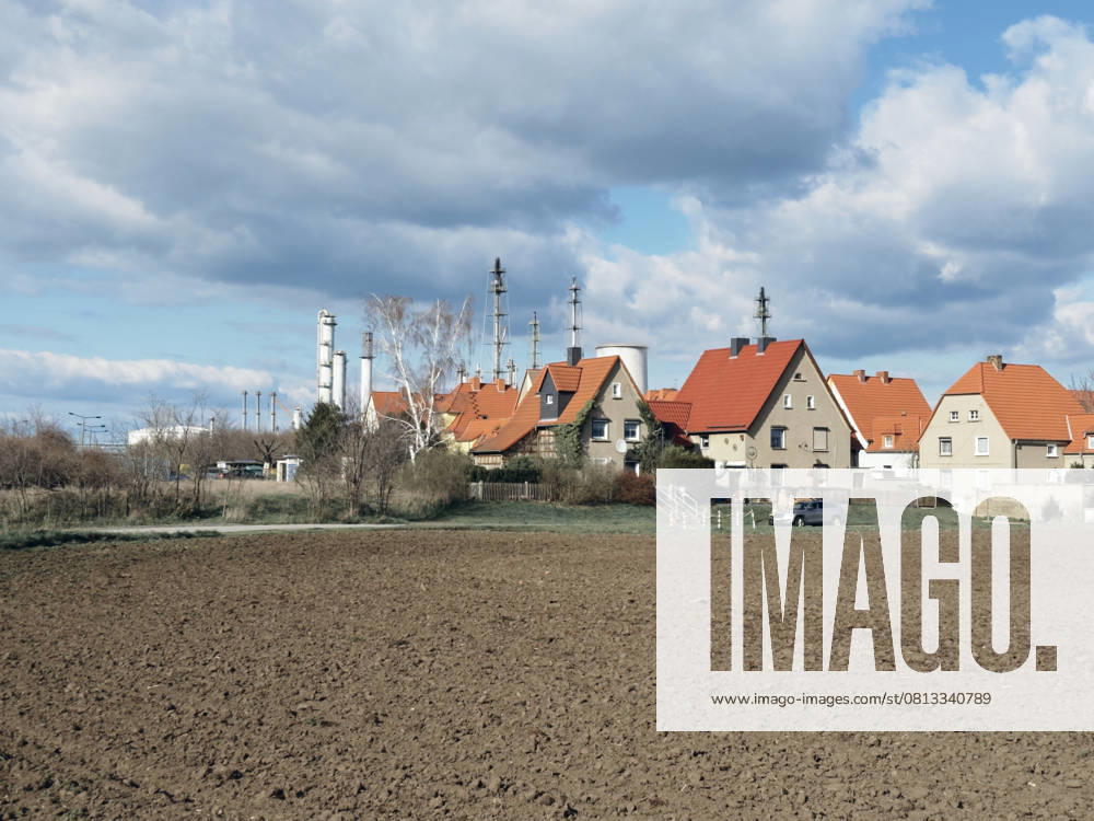 Residential buildings in the immediate vicinity of the Leuna chemical site, 01 04 2025 Leuna Sachsen Anhalt Germany