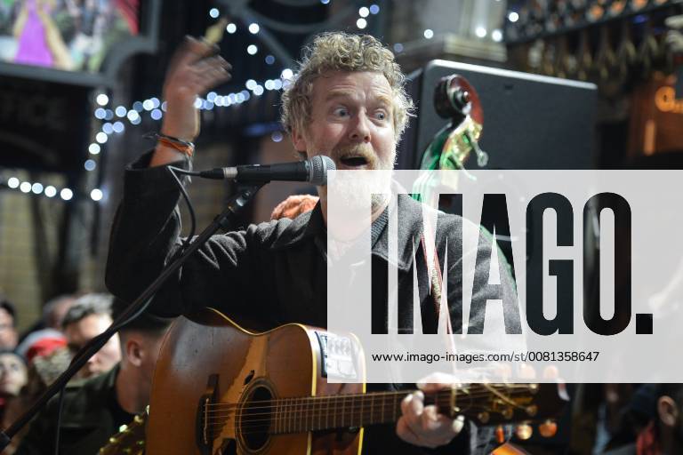 Dublin, Ireland - Glen Hansard takes part in the annual Christmas Eve busk in aid of the Dublin Simon Community outside the Gaiety Theater in Dublin..Hundreds attended the annual busking concert hoping to see the U2 front man Bono. But much to their dissapointment he did not show for the second year in a row..On Sunday, 24 December 2017, in Dublin, Ireland. Dublin Ireland - ZUMAn230 20171224_zaa_n230_391