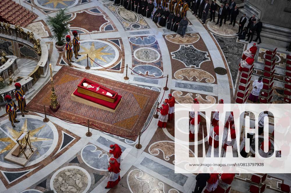 Rome, Italy, ITALY: Rome, St. Peter s Square St. Peter s Square Transfer of the body of Pope Francis to the basilica Rome ITALY - ZUMAp169 20250423_zea_p169_109