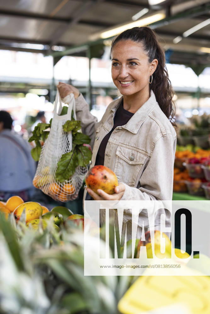Woman shopping for fresh produce at a local market outdoors model released, Symbolfoto, WPEF09705