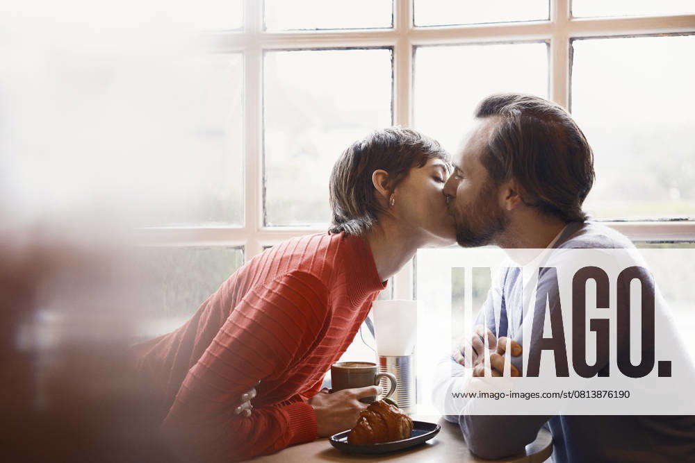 Couple kissing in a London coffee shop during lunch model released, Symbolfoto property released, PWF01422