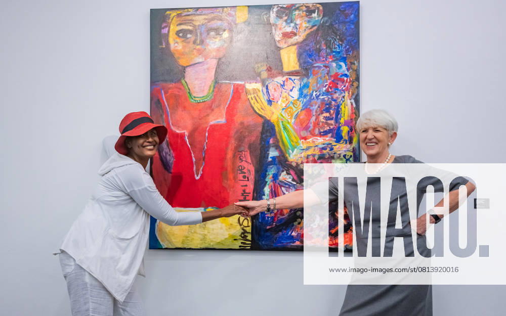 20250423 Eroeffnung Ausstellung -Waris Dirie-Mogadishu Blues WIEN, OESTERREICH - 23. APRIL: Ehemalige Topmodel, Aktivistin fuer Menschenrechte, Kaempferin gegen weibliche Genitalverstuemmelung und bildende Kuenstlerin Waris Dirie und Unternehmerin, Unternehmensberaterin, ehemalige OeVP Ministerin fuer Umwelt, Gesundheit, Jugend, Familie und Frauen, Mitglied im Praesidium der Oesterreichischen Sporthilfe und Oesterreichisches Paralympisches Committee Praesidentin und Kaempferin gegen FGM - Weibliche Genitalverstuemmelung Maria Rauch Kallat waehrend der Eroeffnung ihrer Ausstellung -Mogadishu Blues- bei der sie zum ersten Mal ihre Malerei an die Oeffentlichkeit zeigt im Bank Asutria Kunstforum Wien am 23. April 2025 in Wien, Oesterreich. 2504