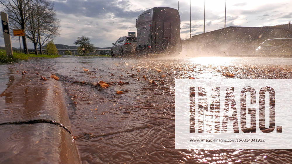 Kräftige Gewitter und Unwetter beendeten am Ostersonntag das Sommermärchen in Deutschland. Der Wetterdienst warnte vor Starkregen und Hagel. Ab den Nachmittagsstunden war vor allem Mitteldeutschland betroffen. Örtlich fielen in kurzer Zeit über 30 Liter auf den Quadratmetern. Zu viel für den teilweise trockenen Erdboden. In Richelsdorf (Landkreis Hersfeld-Rothenburg) kam die Feuerwehr zum Einsatz. In einem Mehrfamilienhaus drang Wasser ein. Mehrere Zentimeter hoch stand das Wasser. Mit Schaufel und Besen wurden die Schäden beseitigt. In Dingelstädt war am Abend plötzlich Winter. Ein kräftiges Hagelunwetter verwandelte den Sommer in den Winter. Auf Autos lag der Hagel zentimeterhoch. Auch auf Gehwegen und Grundstücken lagen viele k