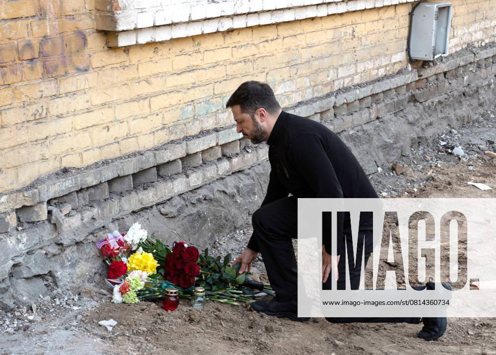 KW17 President of Ukraine Volodymyr Zelenskyy lays flowers as he pays tribute to 12 people killed by the Russian ballistic missile in the Sviatoshynskyi district on April 24, Kyiv, Ukraine, April 25, 2025. (Photo by Danylo Antoniuk Ukrinform) President Volodymyr Zelenskyy pays tribute to victims of April 24 Russian missile attack on Kyiv