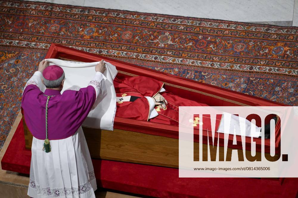 This photo taken and handout on April 25, 2025 by The Vatican Media shows the rite of the Velatio before to seal the coffin of Pope Francis on the eve of his funeral at The Vatican. ANSA VATICAN MEDIA PRESS OFFICE +++ NPK ++++ NO SALES, Vatican City VATICAN CITY - ZUMAa110 20250425_zaf_a110_038