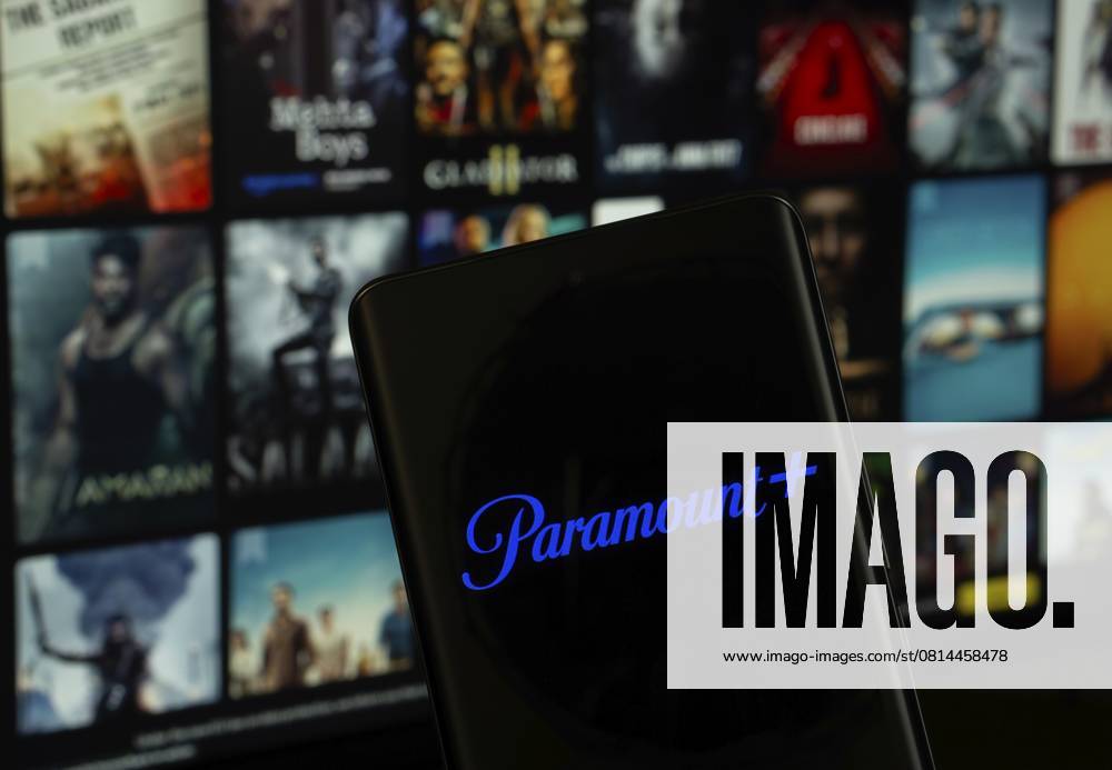 Dhaka, Bangladesch 17. März 2025: Das Logo von paramount+ wird auf dem Bildschirm eines Smartphones angezeigt, und die Website paramount+ ist auf einem Computerbildschirm im Hintergrund zu sehen Dhaka, Bangladesh - 17 March 2025: The logo of the paramount+ is displayed on a smartphone screen, and the website paramount+ is visible on a computer screen in the background